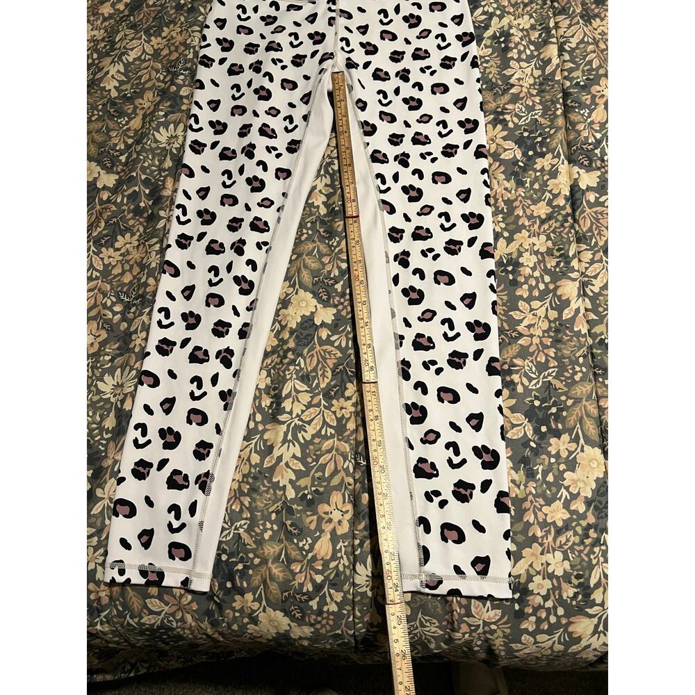 white leopard-print athletic leggings from the brand Allfenix. leopard spots - Picture 3 of 8